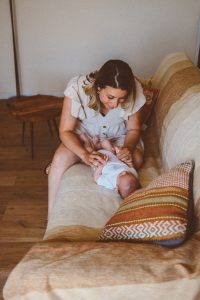 La rencontre avec son bébé n'est pas toujours le "coup de foudre" immédiat tant idéalisé. À travers les neurosciences et la théorie de l'attachement, Elodie Cyran, accompagnante périnatale, vous guide avec bienveillance pour comprendre et tisser ce lien fondamental, loin de toute injonction à la perfection. Guide du Post-Partum Le Mois d'Or