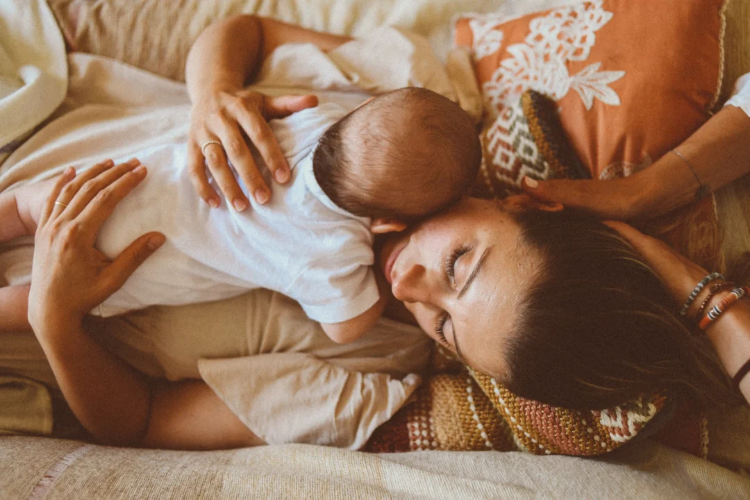 Doula ou accompagnante postnatale : quelle différence pour votre post-partum ? Découvrez notre guide complet pour choisir le soutien idéal après votre accouchement. Entre aide émotionnelle et relais logistique concret, trouvez la professionnelle qui vous aidera à vivre un Mois d’Or serein et ressourçant. Postpartum Le Mois d'Or