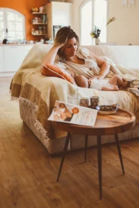 La rencontre avec son bébé n'est pas toujours le "coup de foudre" immédiat tant idéalisé. À travers les neurosciences et la théorie de l'attachement, Elodie Cyran, accompagnante périnatale, vous guide avec bienveillance pour comprendre et tisser ce lien fondamental, loin de toute injonction à la perfection. Guide du Post-Partum Le Mois d'Or