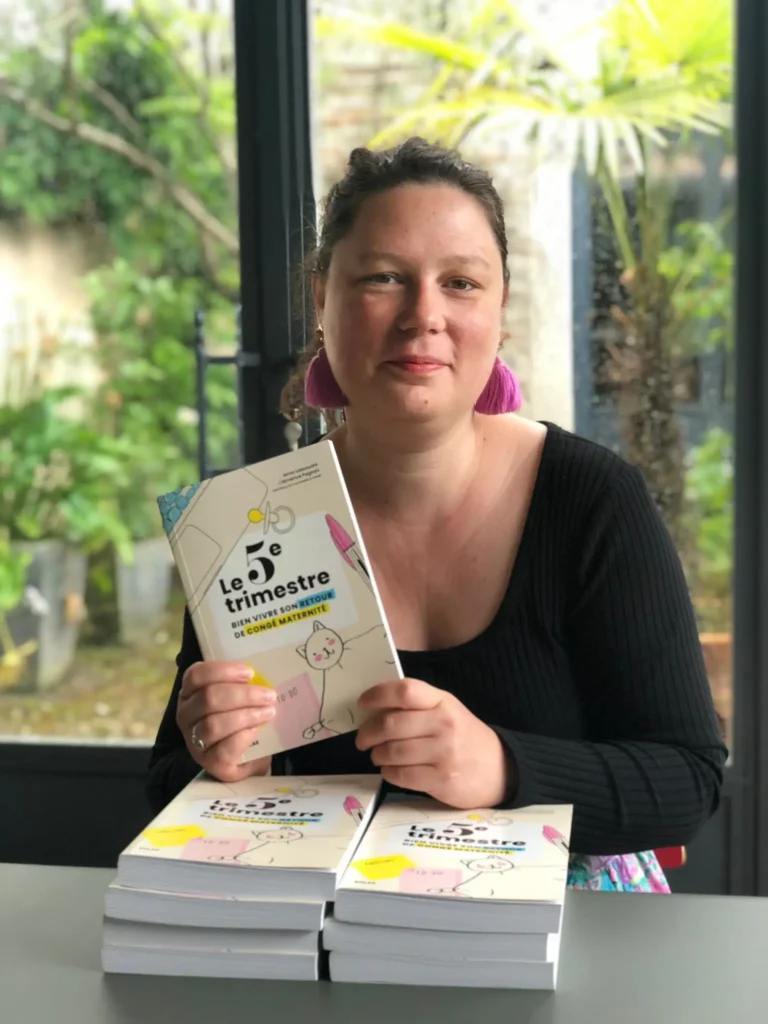 Clémence Pagnon présentant son livre Le 5ème trimestre, un guide pratique pour bien préparer sa reprise professionnelle.
