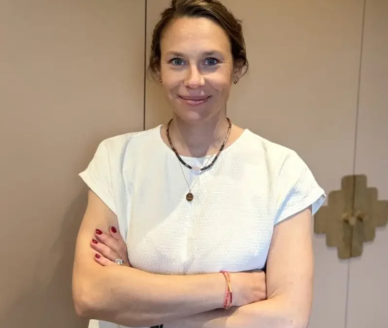 Le pouvoir du toucher en post-partum : un besoin vital et silencieux pour la mère et son bébé