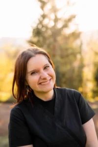 Portrait de Fanny Domingues-Thièry, doula et accompagnante périnatale du Mois d'Or à Saint-Claude, Haut-Jura.