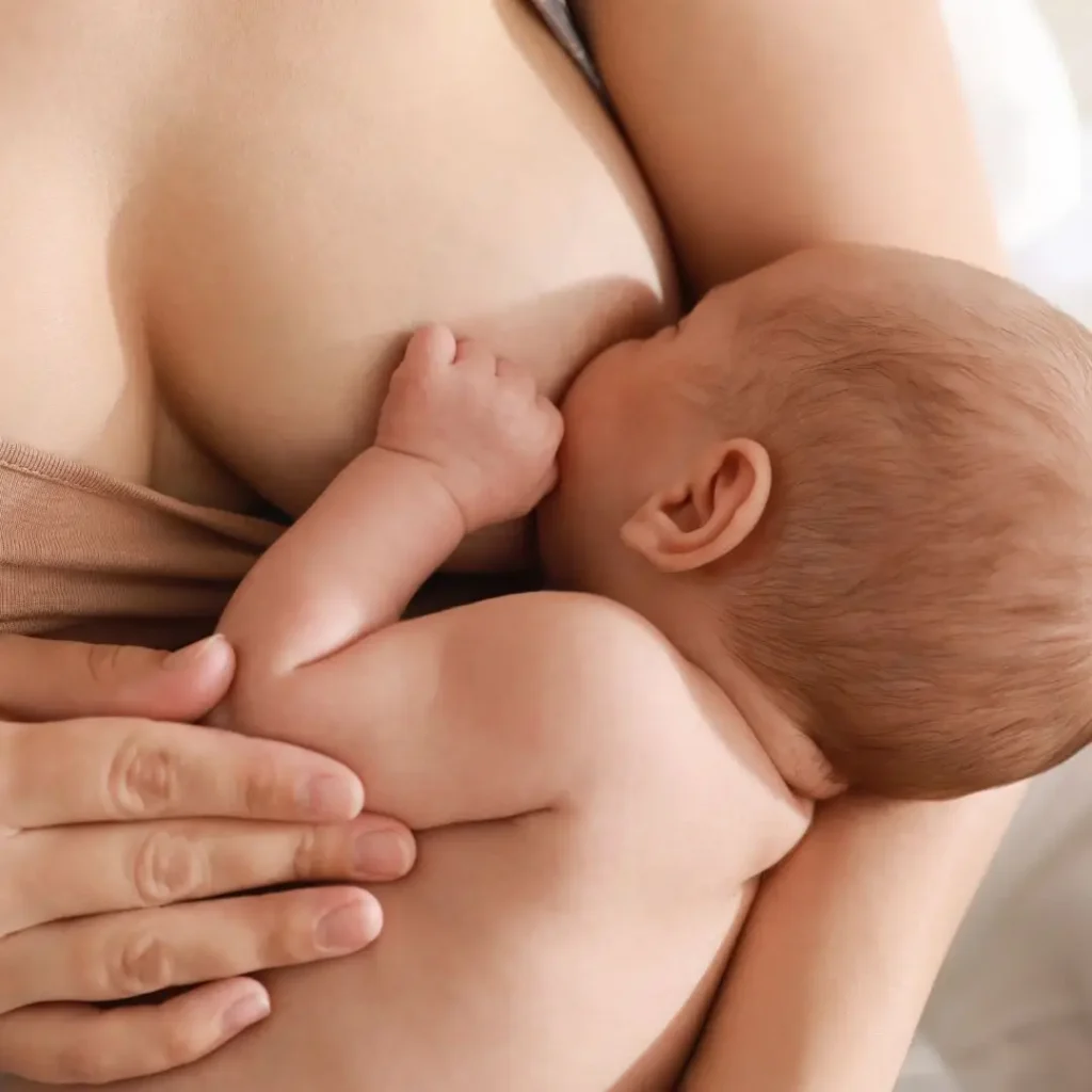 Bébé paisible nourri au sein grâce à l'induction de lactation.