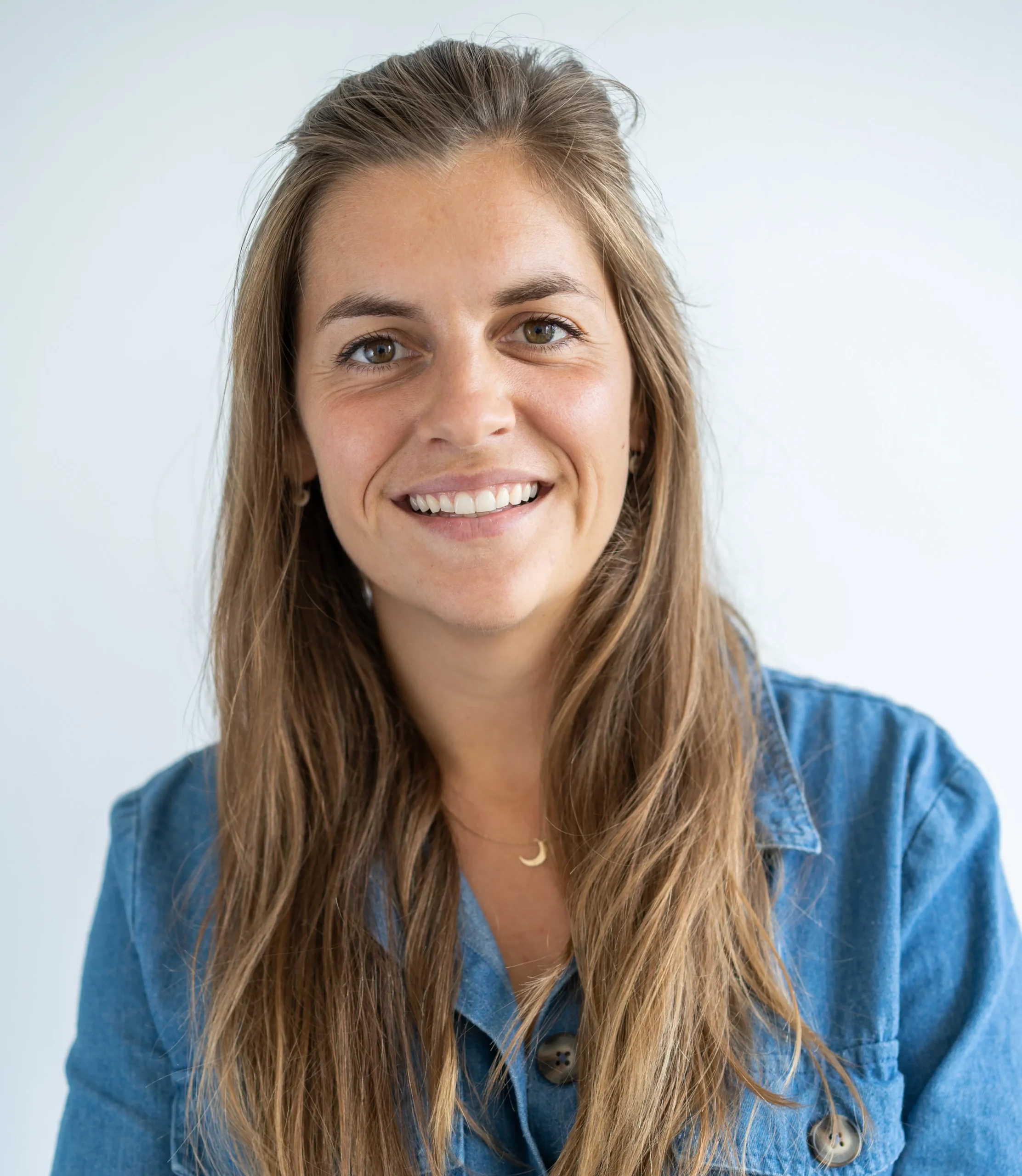 Portrait de Joséphine Tack-Nys, doula et accompagnante postnatale Le Mois d'Or à Wimereux et Boulogne-sur-Mer.