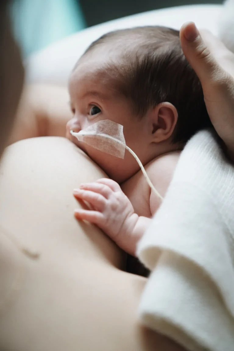 Mise au sein d'un nouveau-né prématuré et soutien à la lactation en néonatalogie.