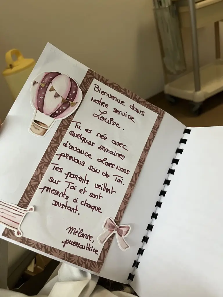 Page du carnet de vie de néonatalogie avec un mot de bienvenue de la puéricultrice pour le bébé prématuré.