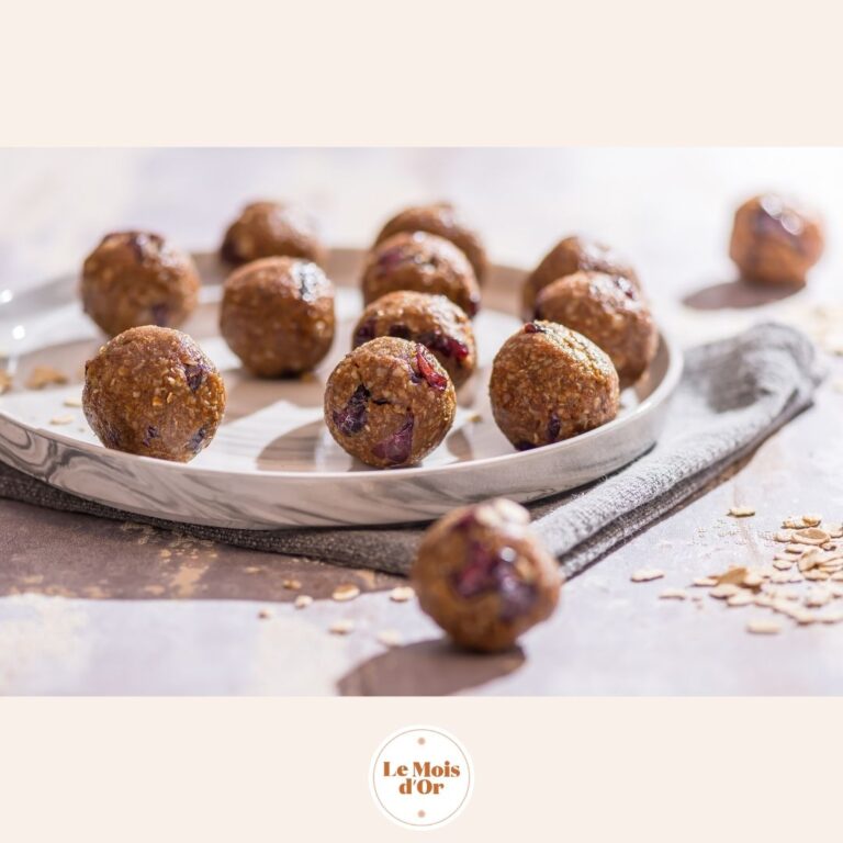 Nos délicieuses energy balls aux dattes, amandes et cacao, enrobées de noix de coco. Un encas gourmand et nutritif, idéal pour faire le plein d'énergie naturelle durant le Mois d'Or.