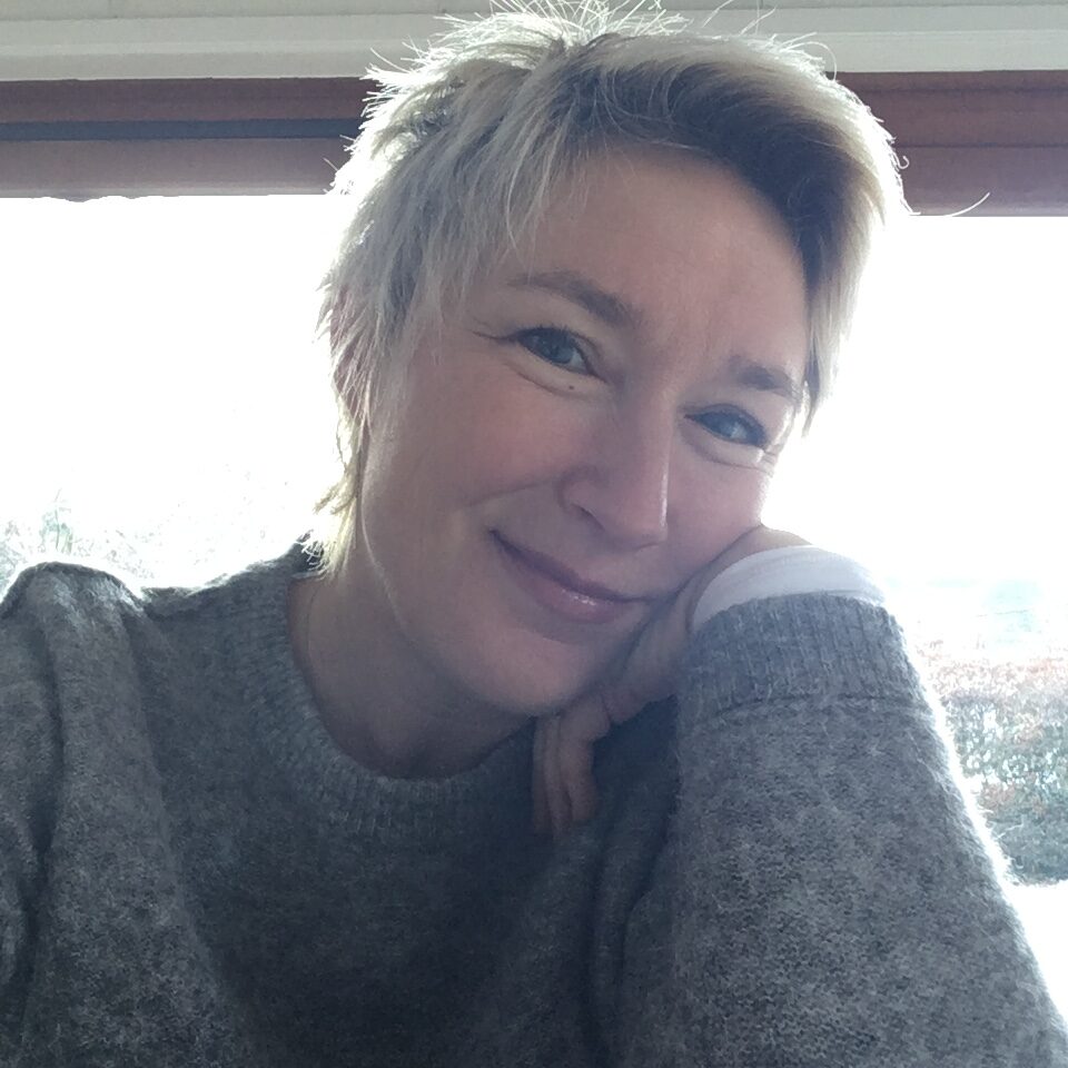 Johanne, kinésithérapeute périnatale, sage-femme et haptonome, spécialisée dans l'accompagnement de la grossesse, de l'accouchement et du post-partum à Bruxelles.